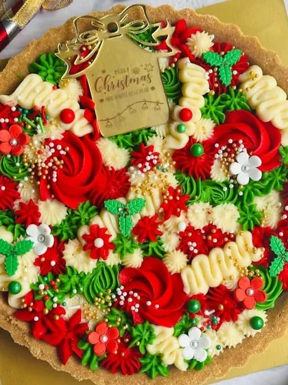 I love bringing festive themes to life, like with this Christmas Special Chocolate Tart. The rich, velvety chocolate tart is decorated with intricate, holiday-inspired buttercream piping, making it a beautiful centerpiece for your celebration.