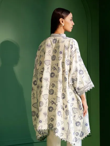 The back view of the Ashby Kurta shows off its relaxed, flowy silhouette. It’s all about being cozy without feeling restricted.