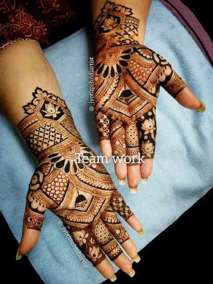 This traditional henna design is a great example of my team's work. We can handle large bridal parties, ensuring everyone gets a beautiful, detailed design.