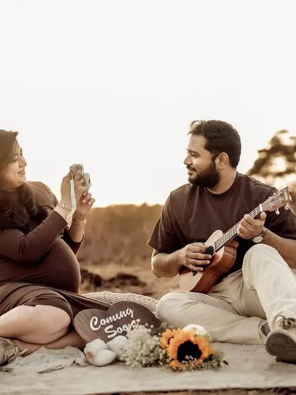 A maternity session can be a relaxed, fun experience. This picnic setup, complete with a ukulele and a vintage camera, shows a more casual, lifestyle approach. It’s about creating a beautiful memory while we capture it.