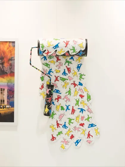 "Dripping Pop – A Tribute to Keith Haring" is a vibrant wall installation. A fibre paint roller drips colorful figures, transforming Haring's visual language into a dynamic, flowing form.