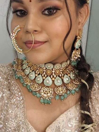 Another angle of the stunning mint-green jewellery set.