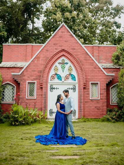 Outdoor Elegance: Lush Parks & Golden Light photo 4