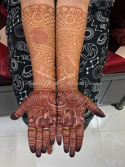 The rich, dark stain of a bridal mehendi with portraits. This shows how beautifully the figure work develops with my natural henna.