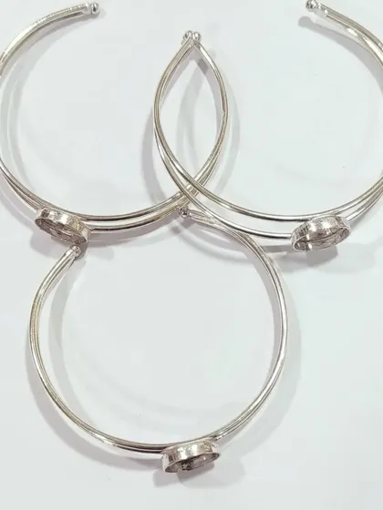 These silver-finish brass bracelet kadas are a staple for any resin jewelry artist. Their sturdy construction and simple design make them a versatile choice for many different styles.