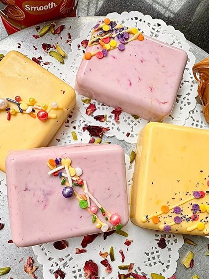 Introducing our Rakhi specials: Biscofi-licious and Pista-licious chocolate bars. These are filled with deliciousness and come in beautiful gift packs for the occasion.