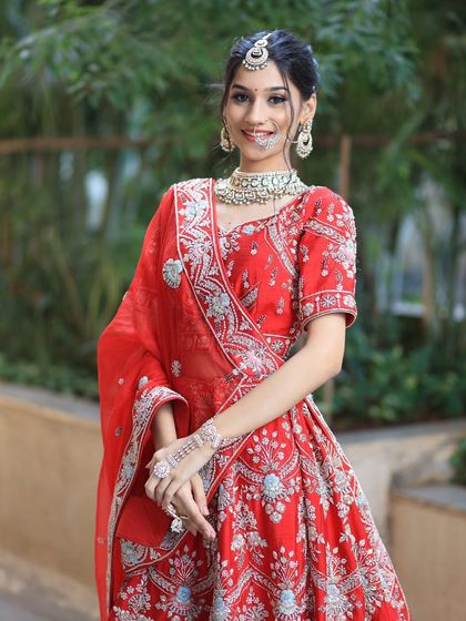 A complete bridal look featuring a heavy, gold-plated Kundan necklace, haath phool, and maang tikka, all available for rent.