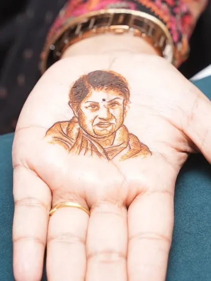 A clean, simple shot of the Lata Mangeshkar portrait on the palm. Even without other patterns, the portrait itself is a complete and beautiful design.