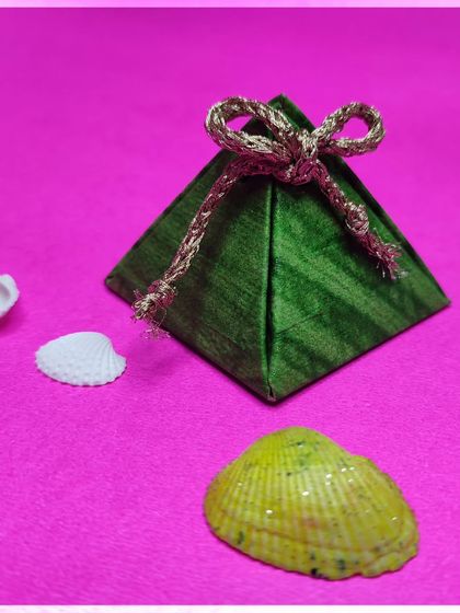 A collection of creative gift wrapping and packaging ideas. Our classes teach you how to make your presents stand out with handmade boxes and beautiful wrapping techniques.