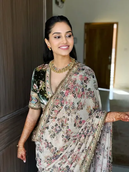 A perfect example of soft glam for a welcome lunch. I'll teach you how to create an understated yet polished look that's perfect for daytime events at a destination wedding.