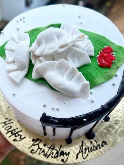 A quirky and fun cake designed to look like a plate of momos for a true foodie.