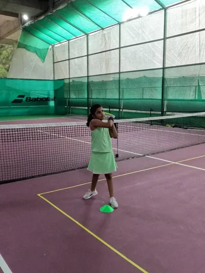 A young player from our Red Batch getting ready to hit a forehand. Our coaching focuses on proper technique from the very beginning.