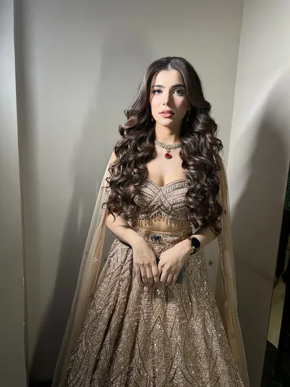 This look is all about drama and elegance, perfect for an engagement party.