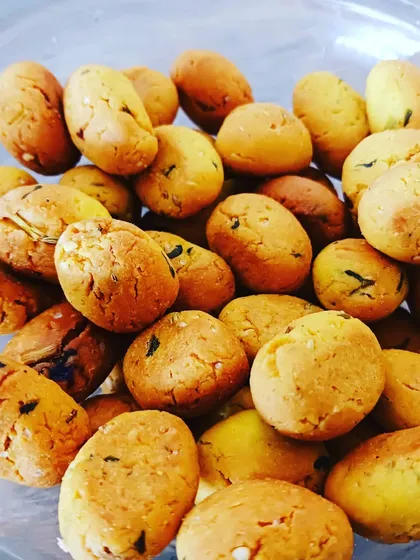My roasted methi mathri are small, bite-sized snacks flavoured with fenugreek leaves. They are a healthy, gluten-free option perfect for tiffin boxes.