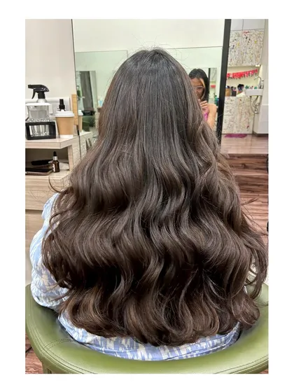 On long, wavy hair, our brownie highlights create a gorgeous, cascading effect. The color looks natural and is designed to be low-maintenance, so you don't have to worry about harsh root lines.