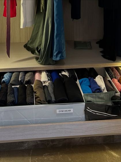 A drawer dedicated entirely to gym wear. By separating athletic tops, leggings, and shorts into their own compartments, we make it easy to grab what you need and get moving.