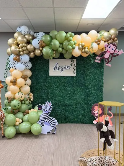 The full jungle-themed setup for Aegon's party, including a cake stand and various animal props.