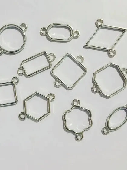 We also offer our bracelet bezel pack in a silver finish. This allows you to create a wide range of styles, from modern and sleek to classic and vintage.