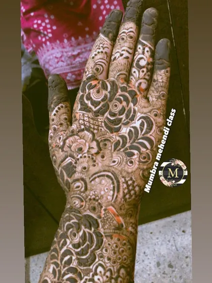 This bridal hand is packed with detail. Learning to fill space this beautifully is a key skill for any professional mehendi artist.