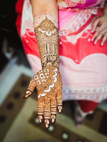 Another look at this versatile full-arm design, showing the beautiful leaf-like patterns on the fingers.