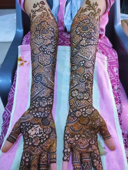A beautiful bridal design with the name 'Saad' on the palm.