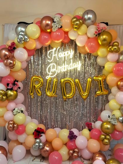 Modern Backdrops: Shimmer Walls & Neon Signs photo 13