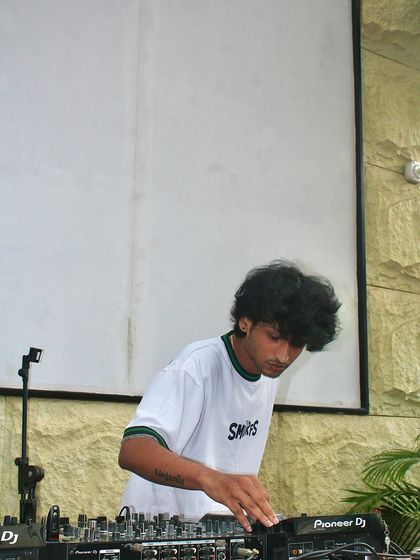 A closer look from a daytime rooftop set. I love the challenge of building a vibe when the sun is out, using more melodic and progressive sounds.