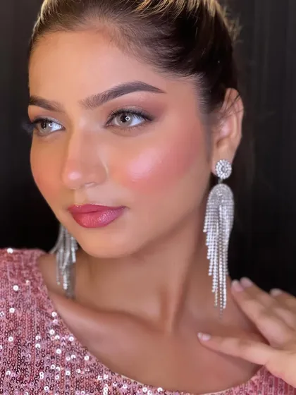 A close-up of this soft glam cocktail look. The shimmering eyeshadow and perfectly groomed brows frame the eyes beautifully.