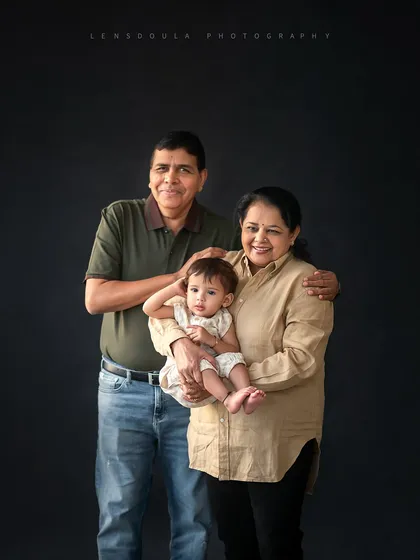The special bond between grandparents and their grandchild is a story in itself. This portrait radiates warmth and affection, a precious memory for the whole family.