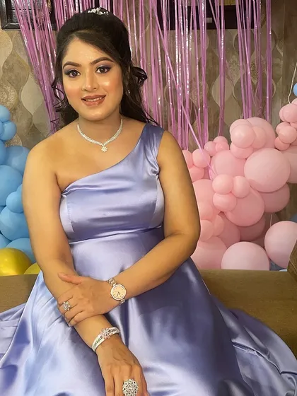 Posing with her beautiful baby bump. This look is all about celebrating this special milestone in her life.