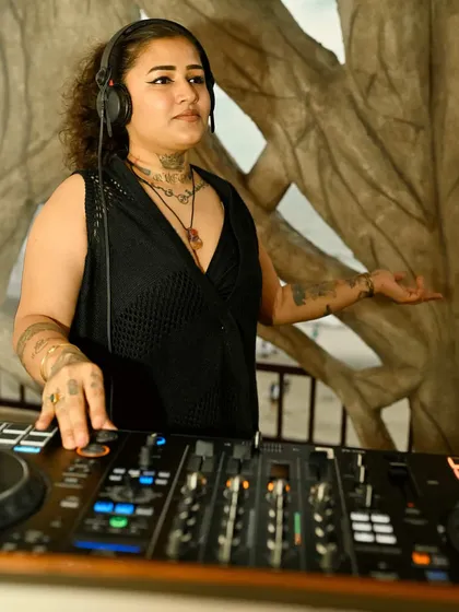 Interacting with the audience during my beachside set in Goa.