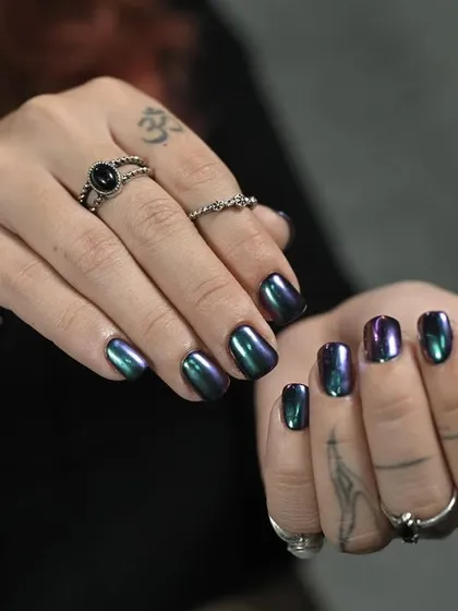 A full look at this gothic-chic duochrome nail set, perfect for someone with an edgy style.