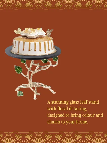 This stunning glass leaf cake stand with floral detailing is designed to be a centerpiece. It brings color and charm to your dessert table, making it perfect for a cake-cutting ceremony.