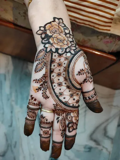 An example of a beautiful Arabic-style bel (vine) design. This pattern flows gracefully from the index finger to the wrist, combining floral elements with leafy vines for a modern and elegant look.