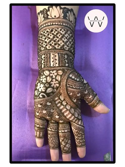 A detailed design for a friend, because every occasion is a good occasion for henna.