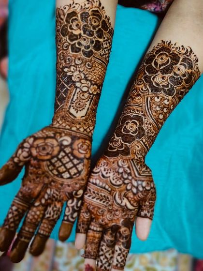 A classic semi-bridal design with floral motifs and checkerboard patterns. This is a popular choice for bridesmaids or for engagement ceremonies.