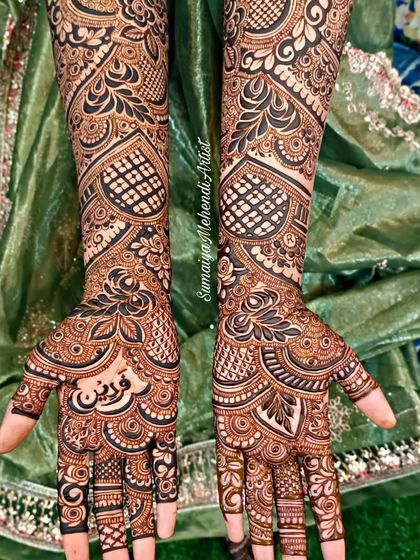 Another angle of this beautiful bridal mehendi. The green of the bride's outfit makes the dark henna paste stand out even more.