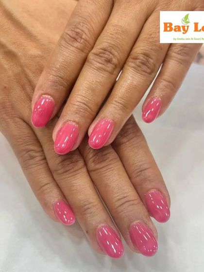 Elegance in simplicity. These beautiful oval-shaped nail extensions are coated in a lovely, glossy pink gel polish, perfect for a clean and sophisticated look.