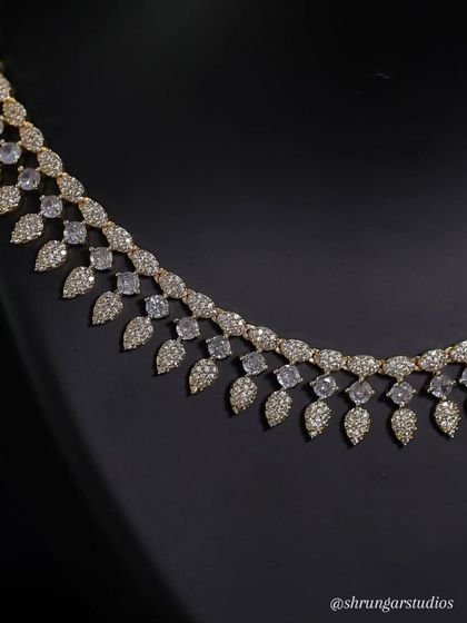 The leaf-like pattern of the AD stones gives this necklace a delicate and feminine touch.