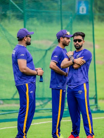A serious discussion during a training break. These moments are crucial for making adjustments and ensuring every player understands their role and the physical requirements.