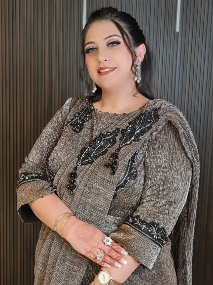 A full look of Diksha in her gorgeous grey and black saree. The party makeup is elegant and sophisticated.