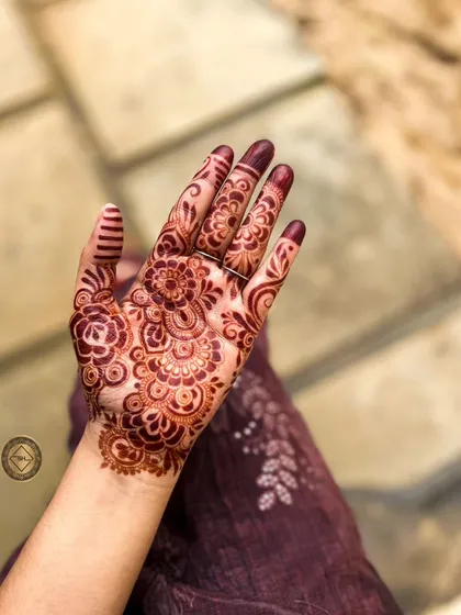 Here you can see the beautiful, rich maroon stain that develops from my homemade, 100% organic henna paste. With the right aftercare, you get this deep, long-lasting color that is completely safe for your skin.