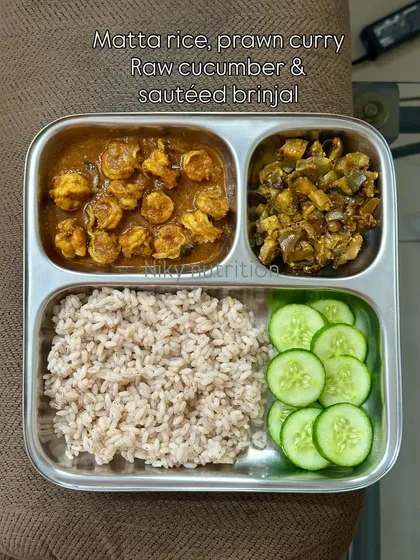 Showcasing one of my popular non-vegetarian options, this meal features a flavorful prawn curry with Matta rice, sautéed brinjal, and fresh cucumber. It’s a perfectly balanced plate that delivers high-quality protein and essential nutrients, proving that you can enjoy coastal flavors while staying healthy.