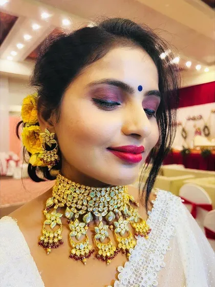 A close-up of the beautiful kundan choker and matching earrings, which I complemented with a warm, glamorous makeup palette.