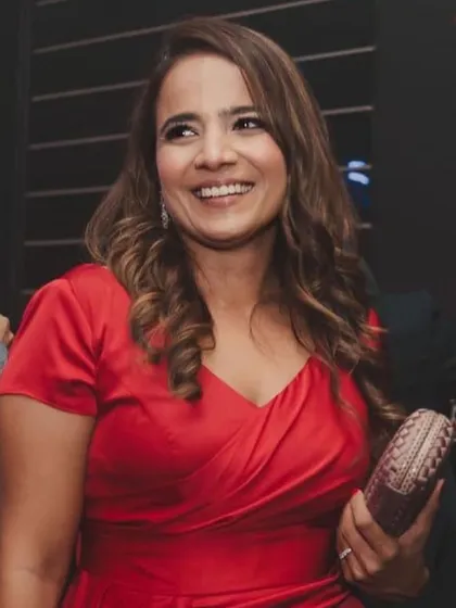 That happy, confident smile is everything. The dewy makeup look stayed flawless all night long, even on the dance floor.