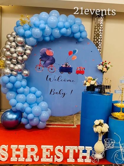 Another angle of the blue 'Welcome Baby' decor, showing the full balloon arch.