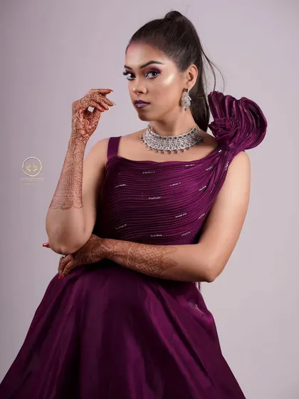 The full look, showing how the jewellery adds a touch of elegance to the modern gown.