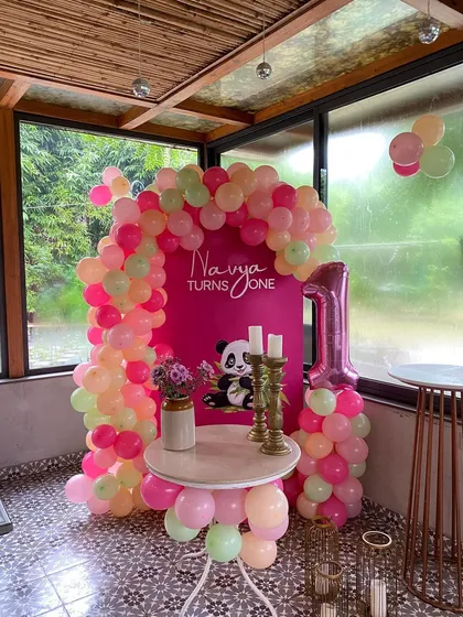 A full view of the panda-themed setup, including a number '1' foil balloon.