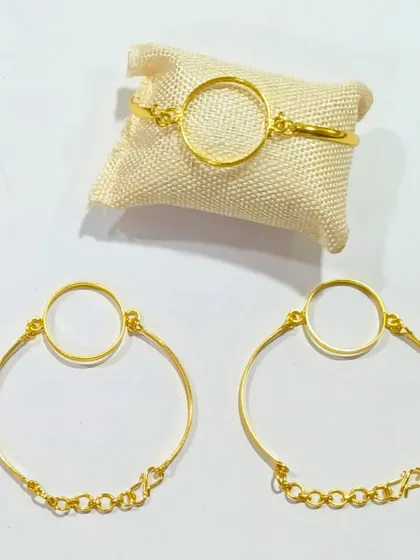 Our premium gold and silver bracelets with brass polish are perfect for creating high-quality resin jewelry. This image shows a simple circular bezel design that is both timeless and elegant.
