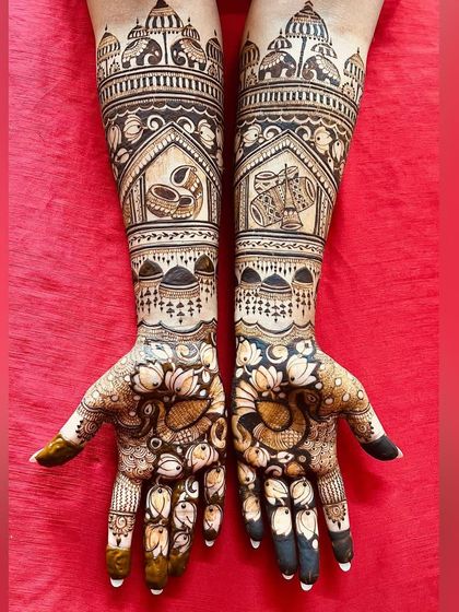 This bridal mehendi is elegant and traditional, featuring peacocks, dhol, kalash, and jhumkas. It's a perfect example of how classic motifs can create a stunning bridal look.